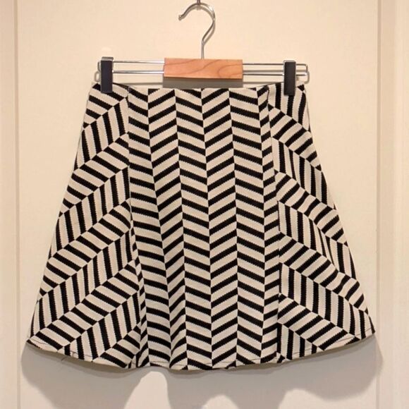 EUC Zara Trafaluc S Stretch Knit Black And Whire Patterned Mini Skirt - Picture 3 of 5
